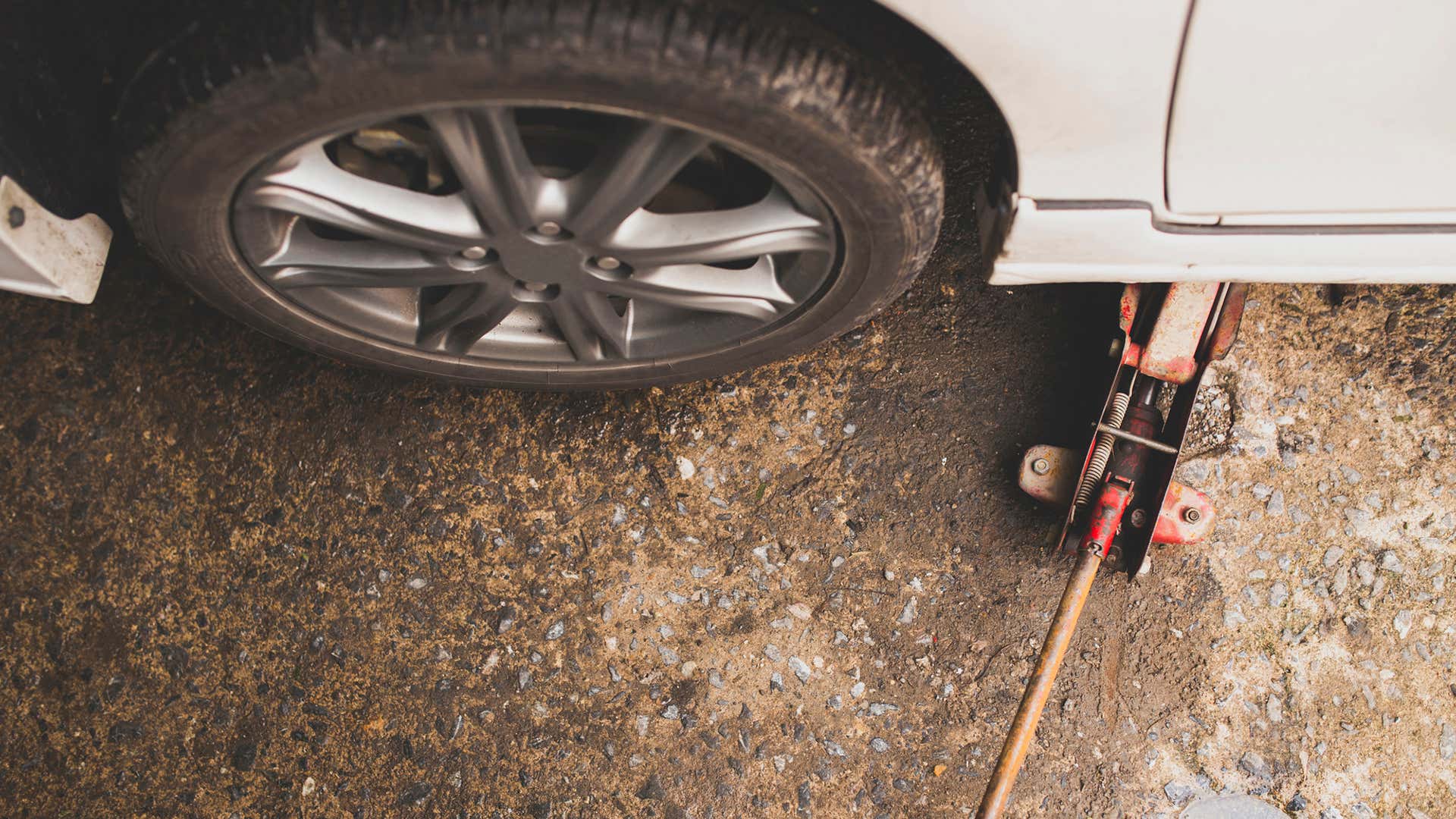 A heavy duty jack is crucial for rotating tires. 重型千斤顶对旋转轮胎至关重要。