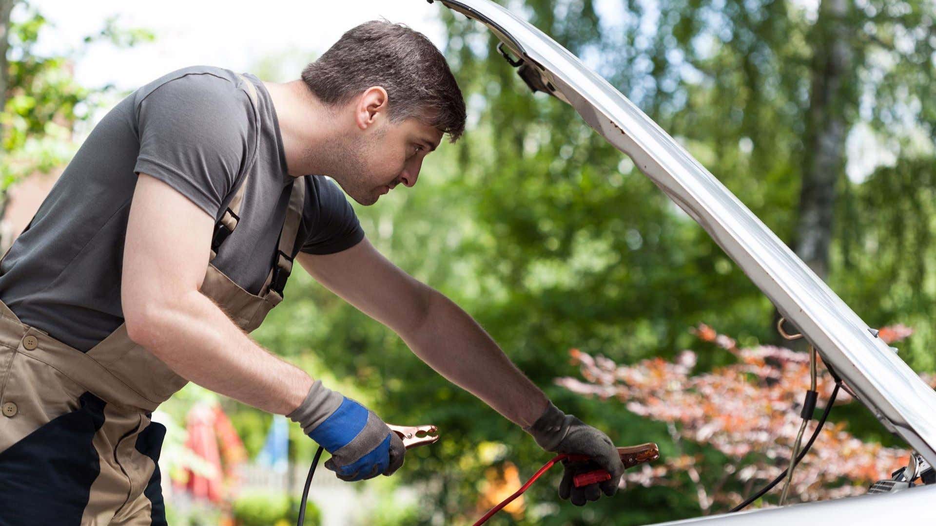 A white man is jump starting his car. 一个白人跳起来开始他的车。