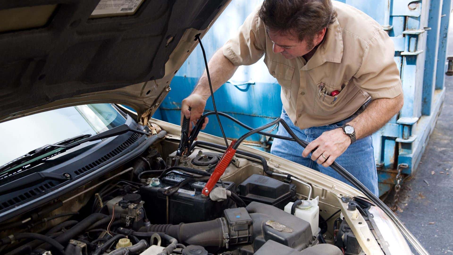 A technician jump-starts his car. 一位技术人员启动了他的汽车。