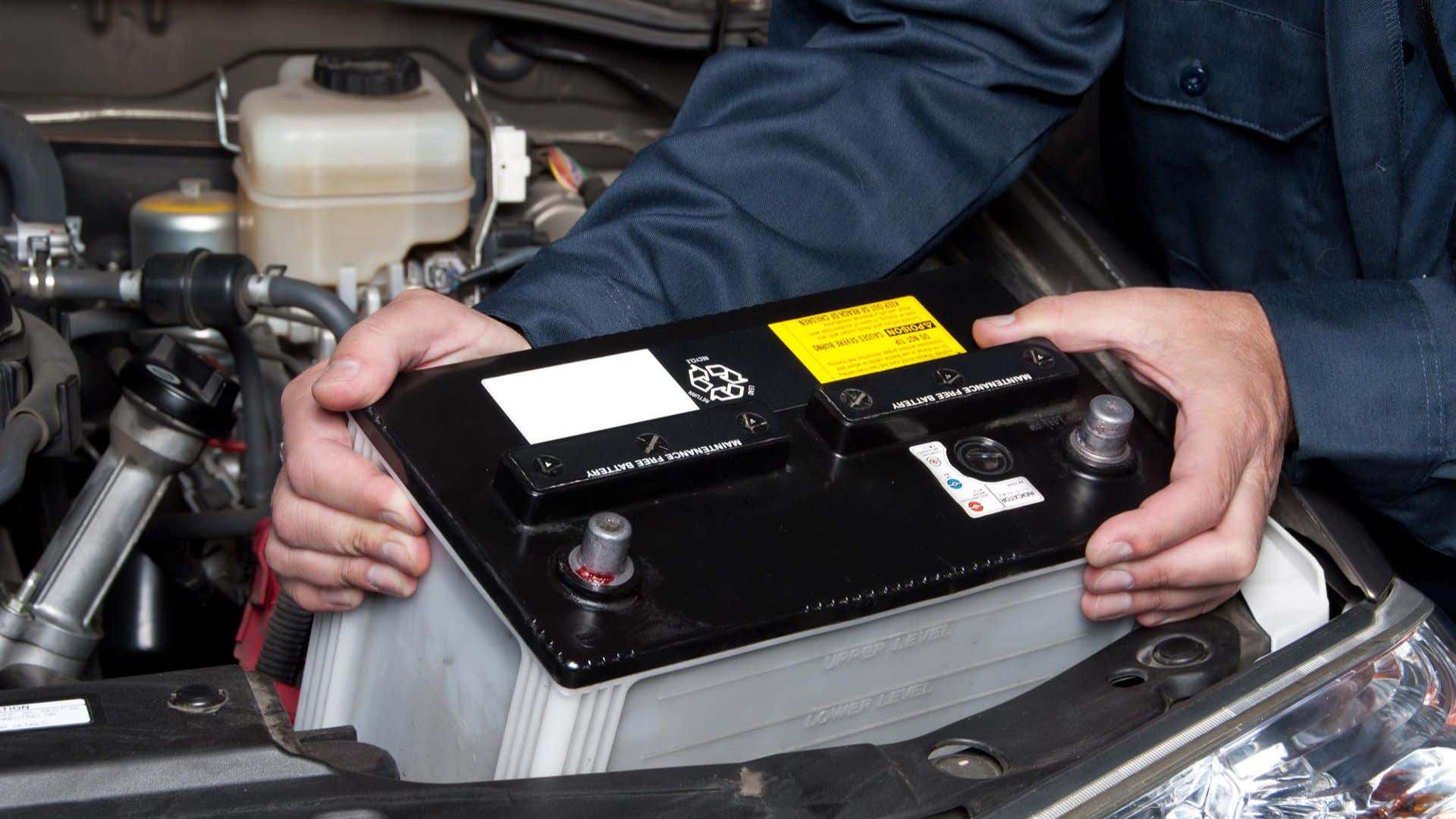 A replacement battery is swapped for an old one. 用新电池替换旧电池。