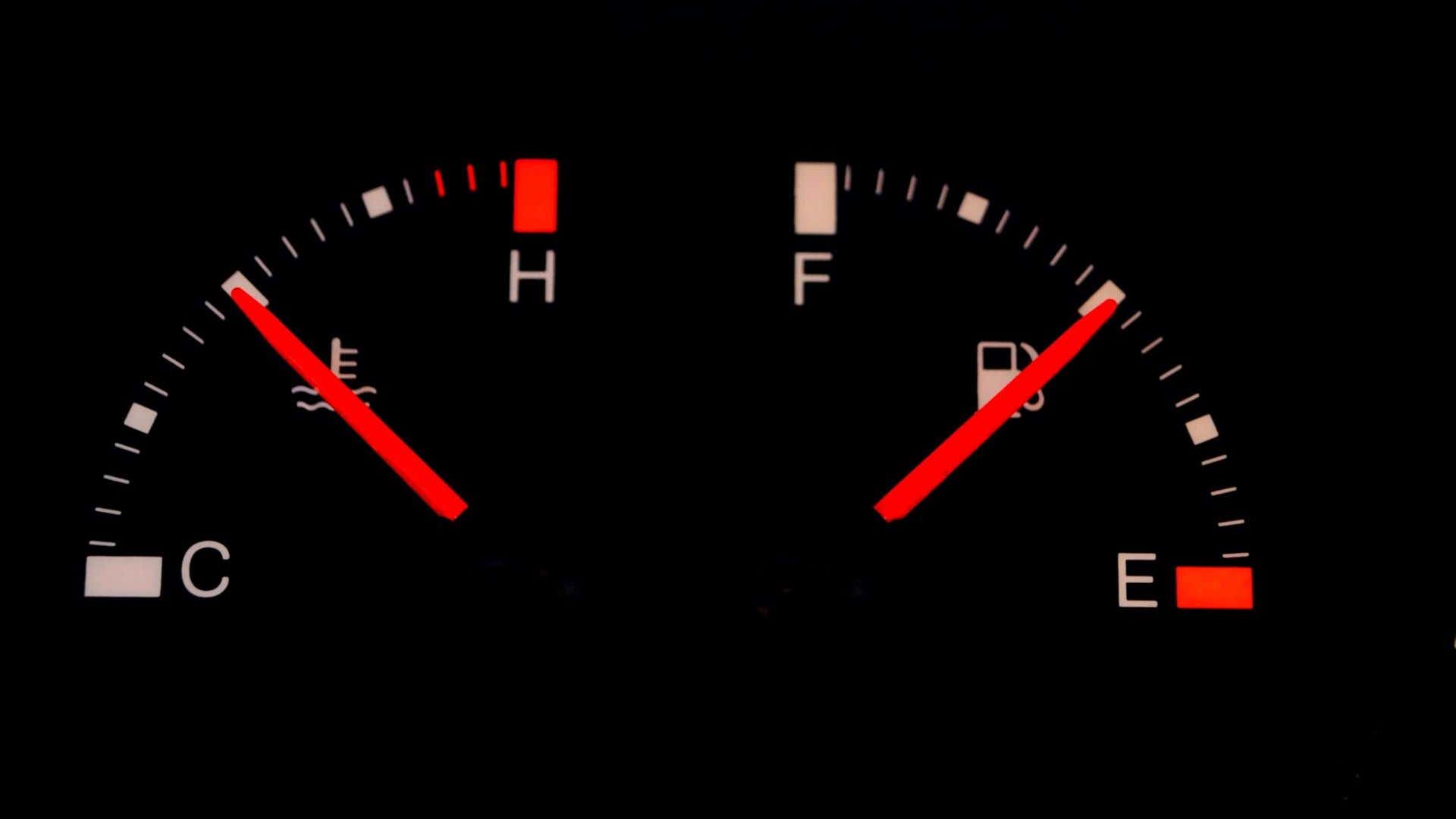 A fuel gauge. 燃油表。
