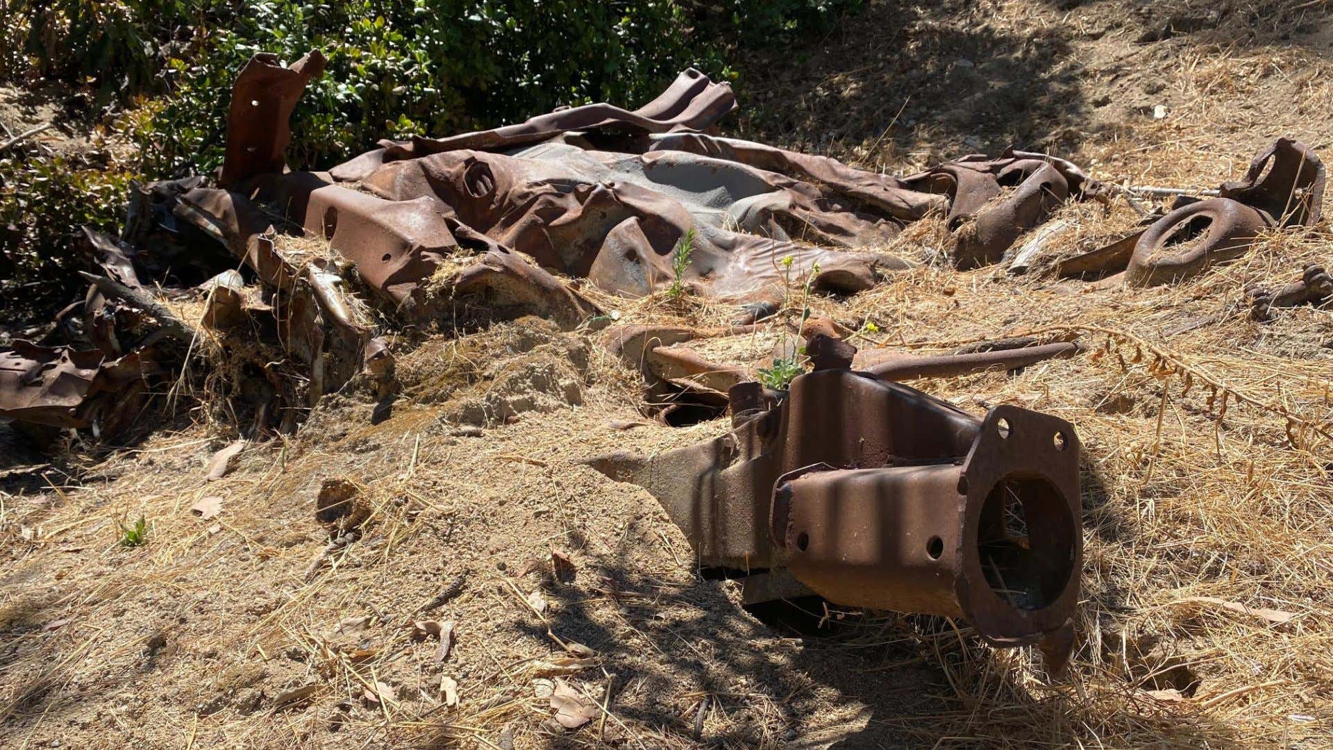 A bare rusty chassis of a long-dead car. 一辆长达汽车的裸露底盘。