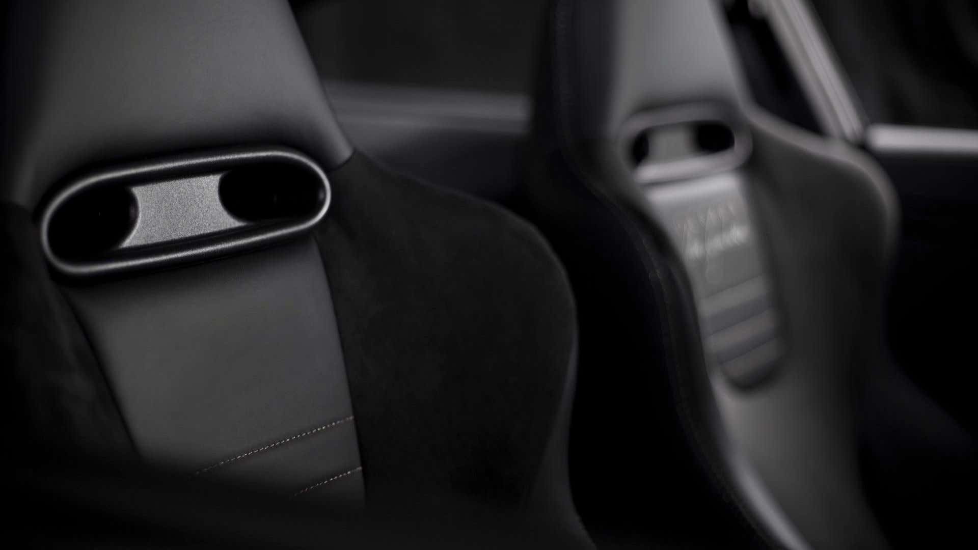 Two bucket seats. 两个桶座椅。