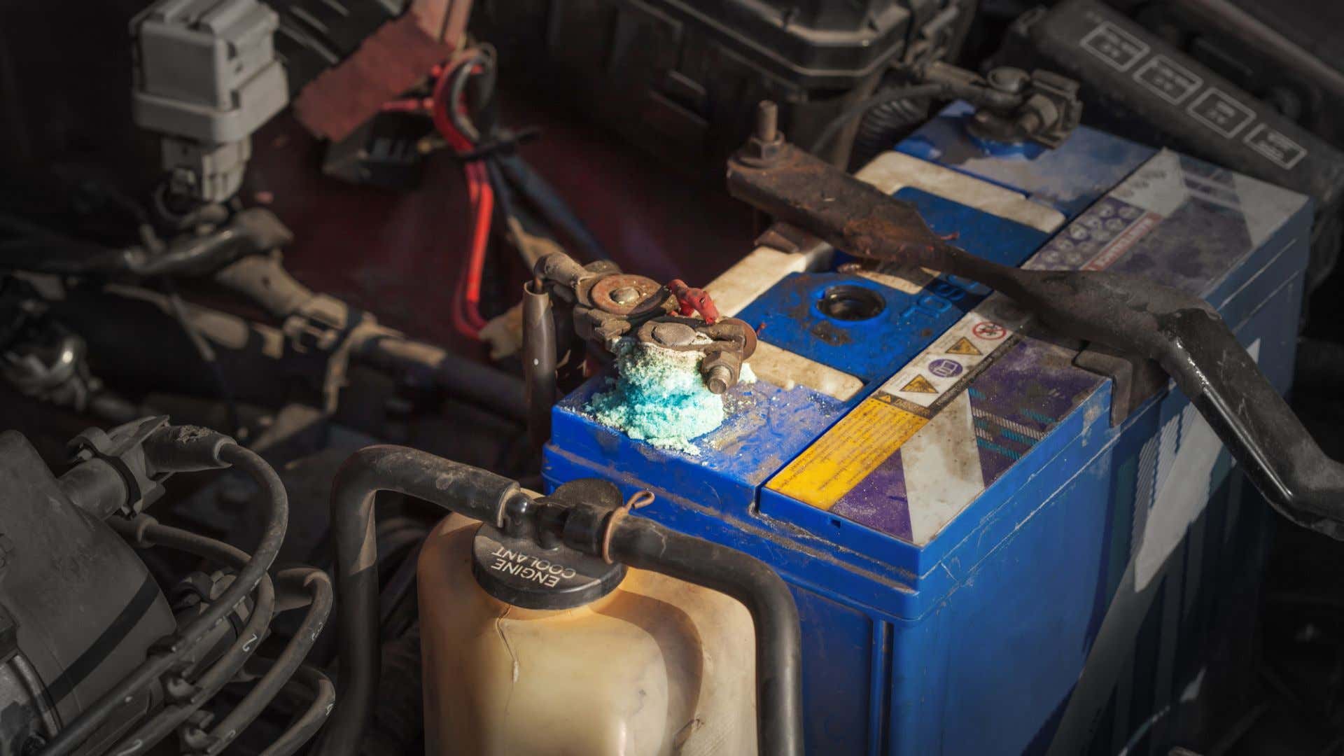 Corroded battery terminals. 腐蚀电池端子。