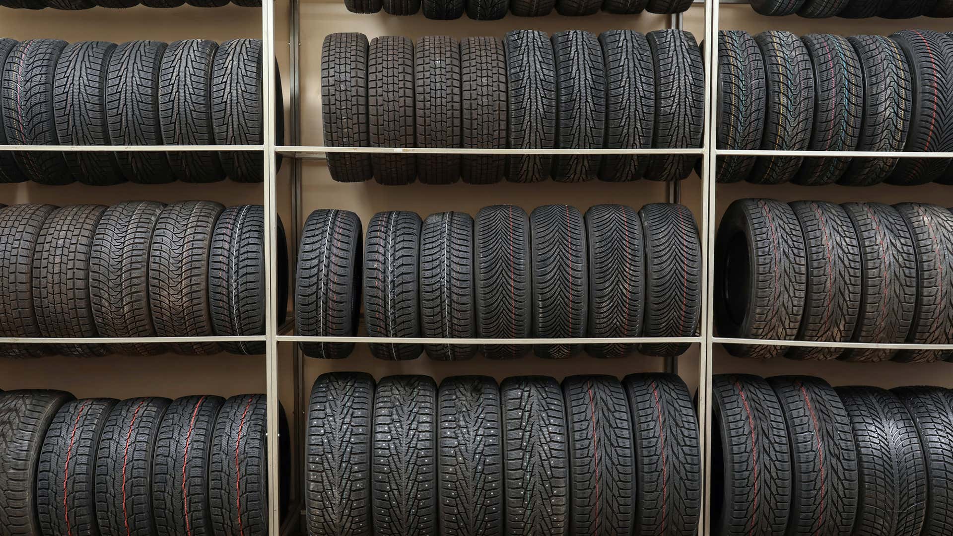 Tires come in a variety of shapes, sizes, and designs. 轮胎有各种各样的形状、大小和设计。