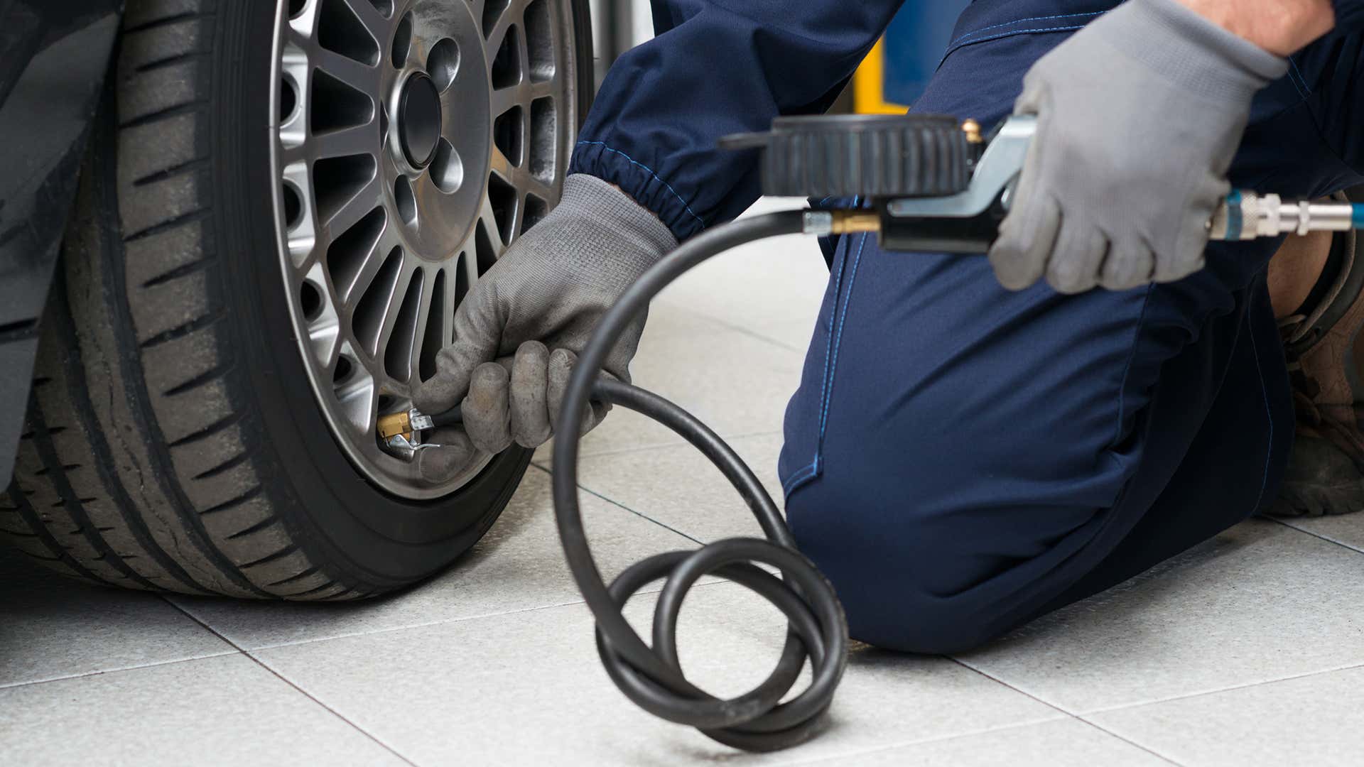 It's important to check your tire's air pressure at least once a week. 每周至少检查一次轮胎的气压是很重要的。
