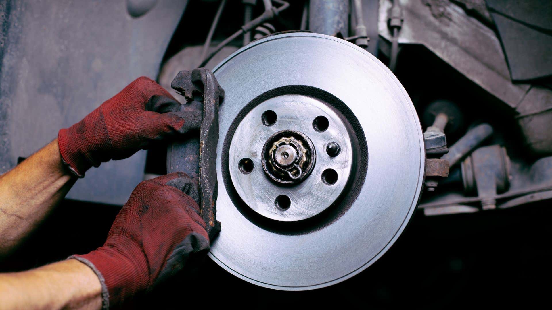 A brake rotor and caliper having its pads replaced. 一个刹车转子和卡钳有其垫更换。