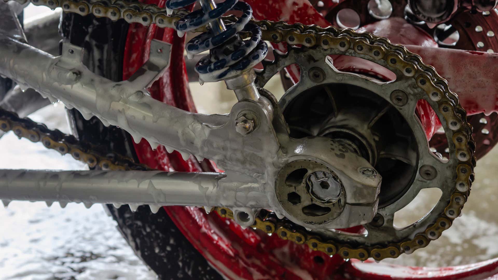 A motorcycle chain requires special attention, cleaning, and lubrication. 摩托车链条需要特别注意、清洗和润滑。