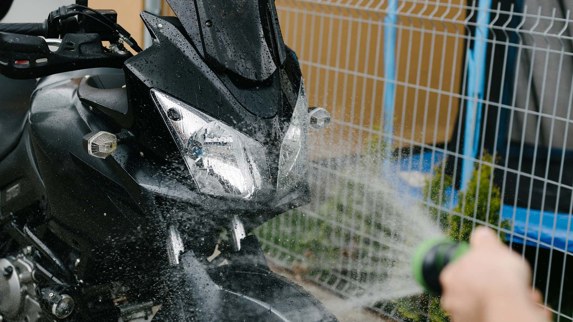 Be careful around seals and electronics when cleaning your motorcycle with a high-pressure water source. 当使用高压水源清洗摩托车时,要小心周围的密封件和电子设备。