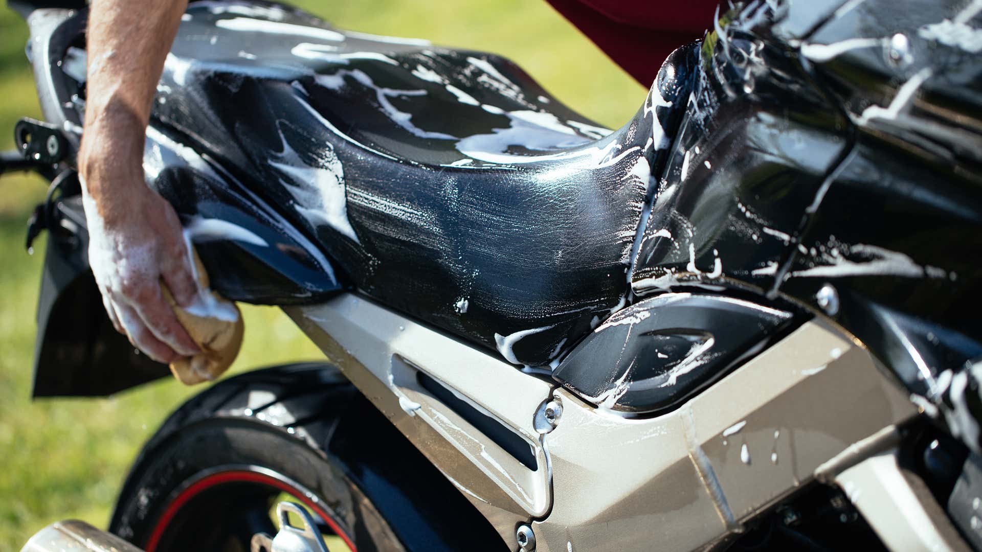 Be sure to wash your motorcycle in the shade. 一定要在阴凉处清洗你的摩托车。