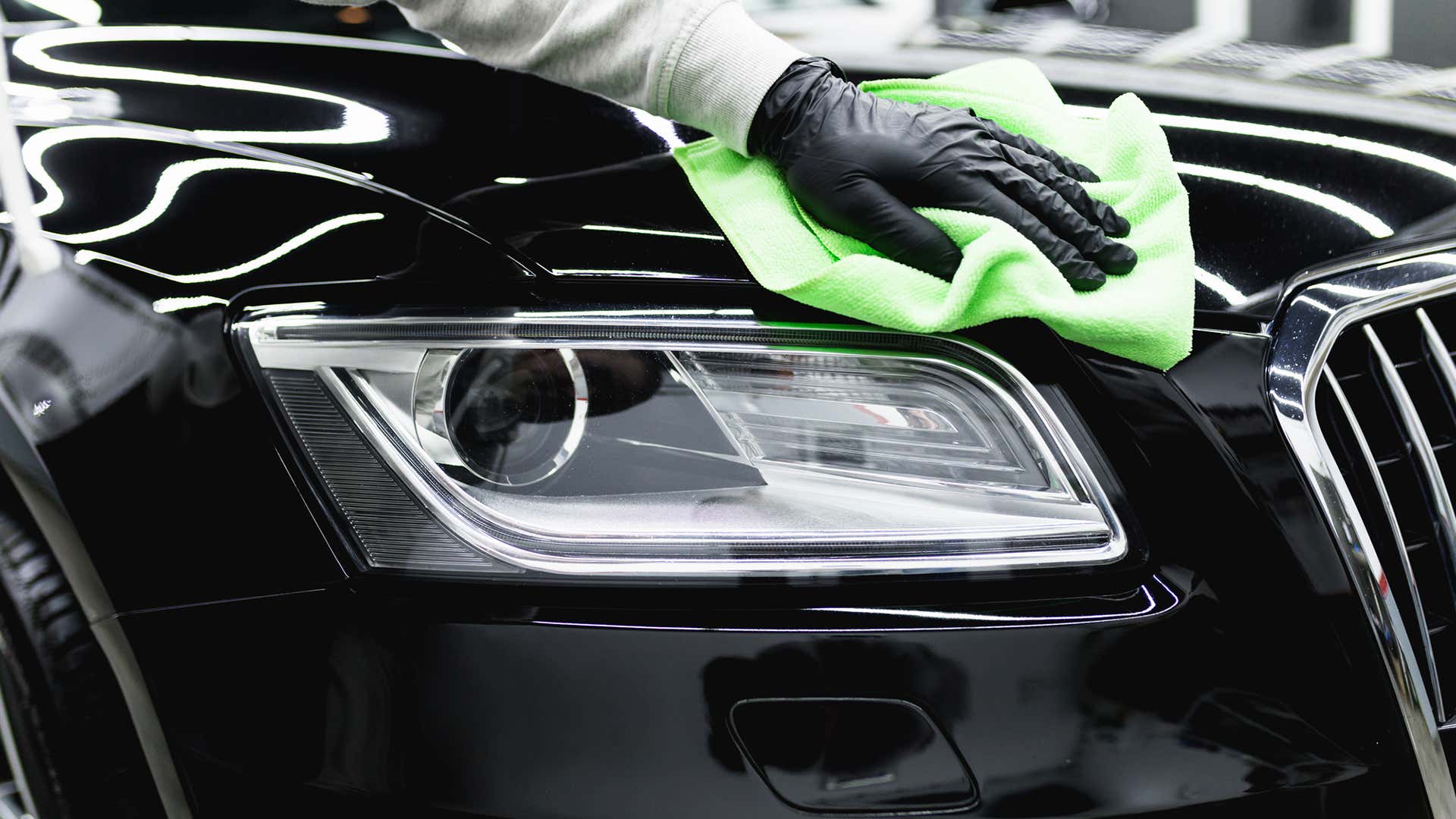 Always use microfiber towels when detailing a car. 在详细说明汽车时始终使用超细纤维毛巾。