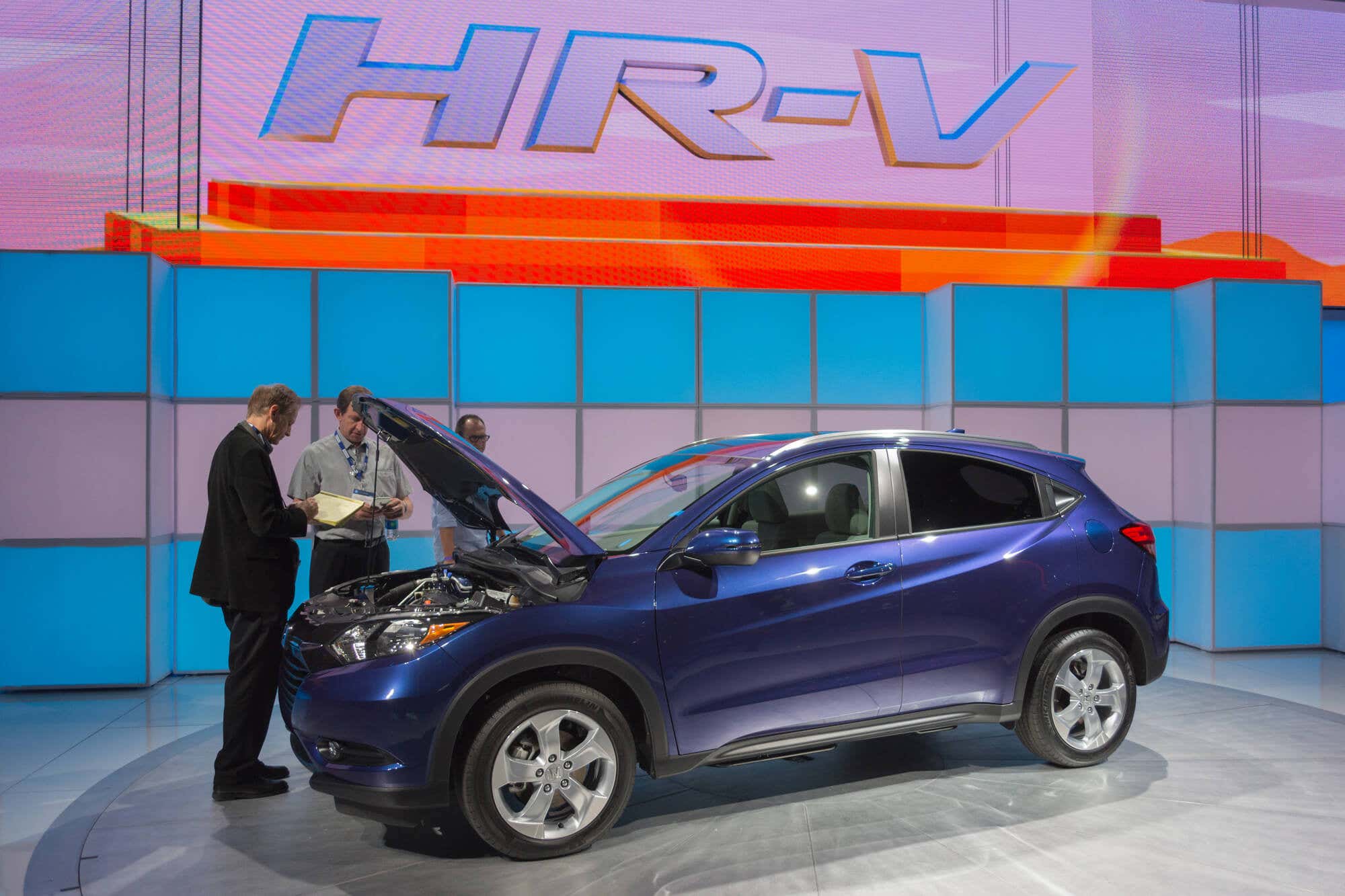 Checking Honda HR-V engine 检查本田HR-V发动机