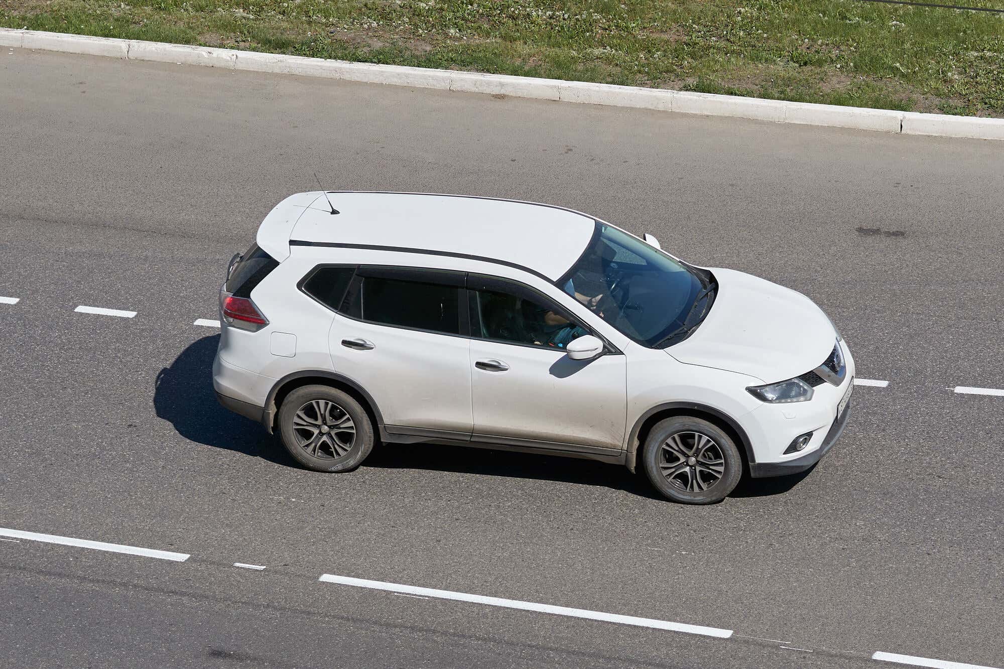 White Nissan Rogue on the street 街上的白色日产流氓