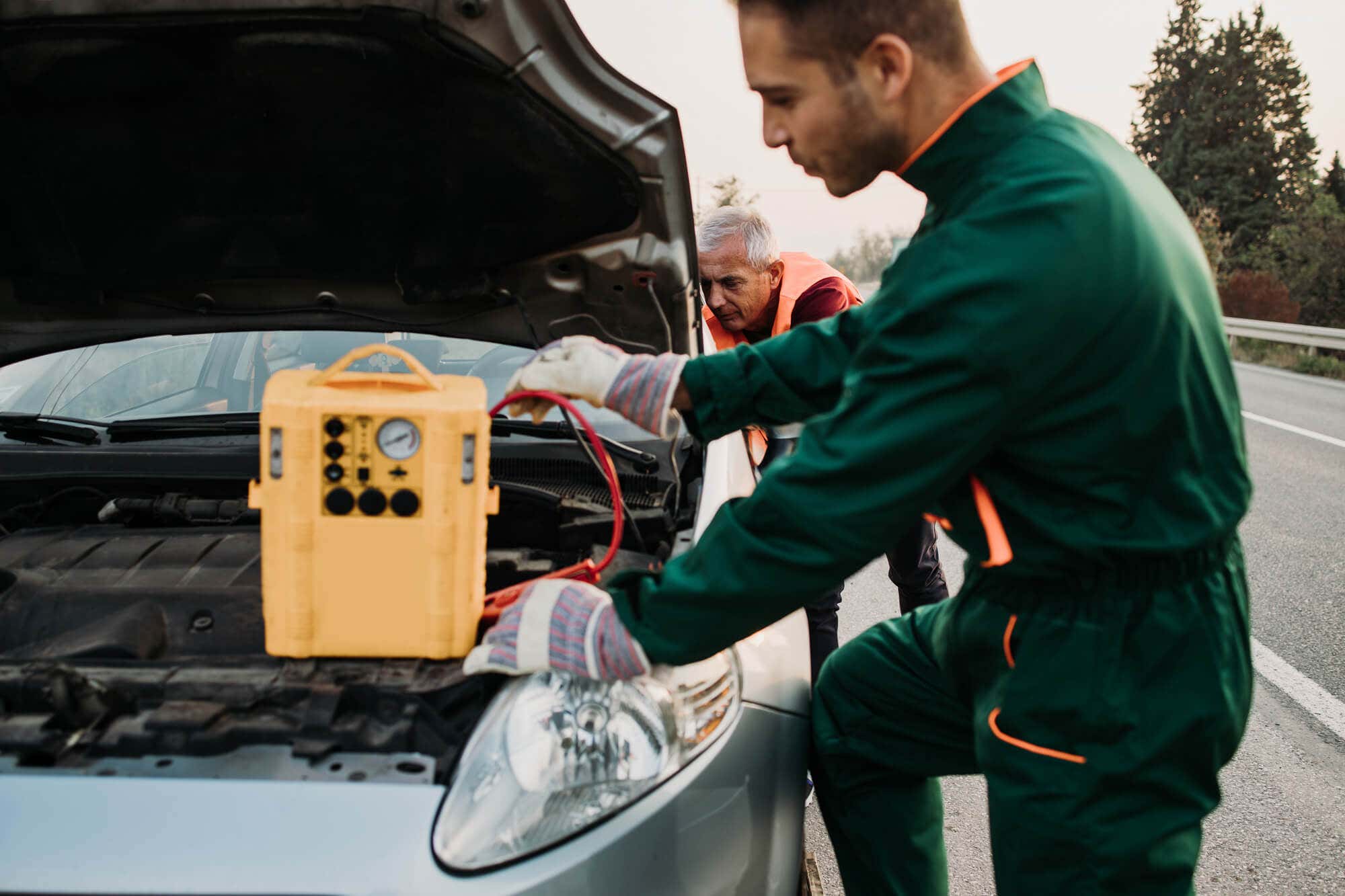 Trying to start a car 试图发动一辆汽车