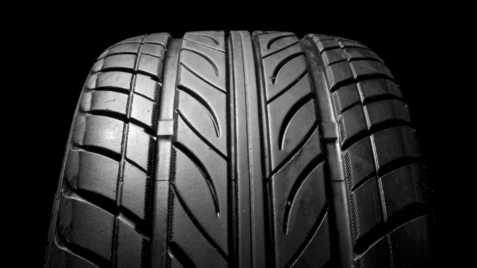 A single performance tire. 单性能轮胎。