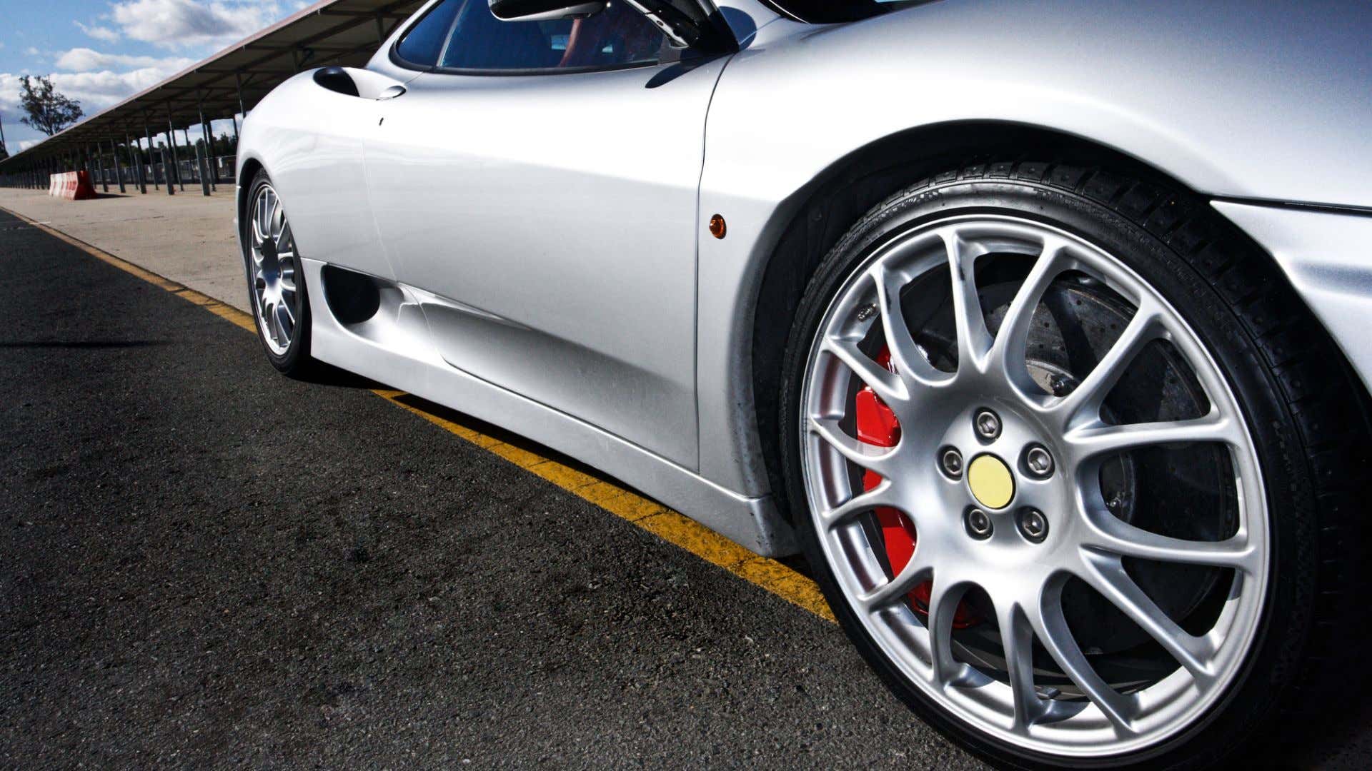 A silver Ferrari 360. 一辆银色法拉利360。