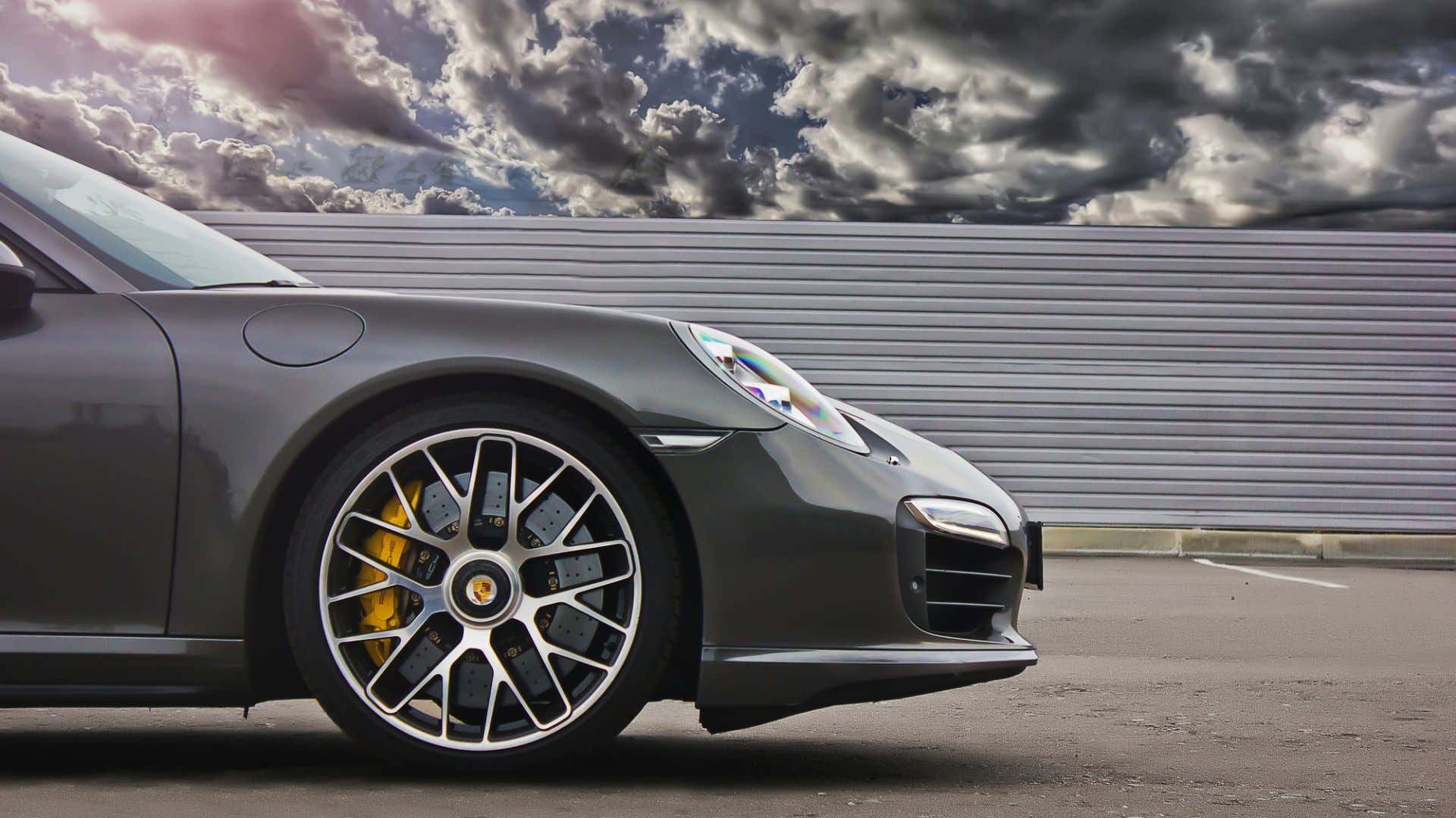 A gray Porsche 911. 一辆灰色保时捷911。