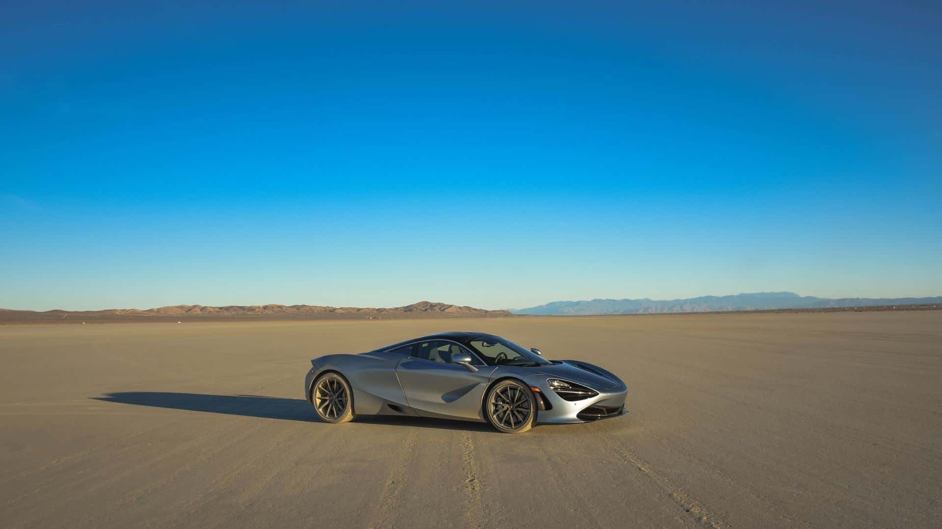 A twin-turbocharged McLaren 720S on El Mirage's dry lakebed. 一辆双涡轮增压迈凯轮720S在海市蜃楼干涸的湖床上。