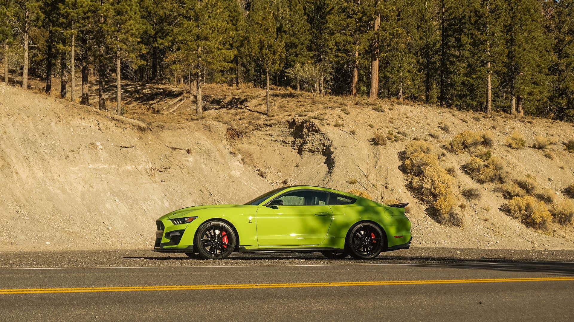 A supercharged Shelby Mustang GT500. 一辆超强谢尔比野马GT500。