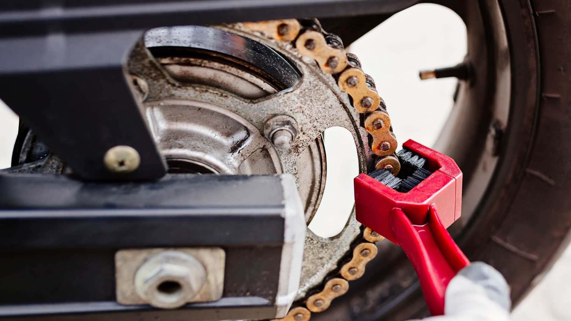 A grunge brush is the best and most efficient way to clean a motorcycle chain. 垃圾刷是清洁摩托车链条的最好和最有效的方法。