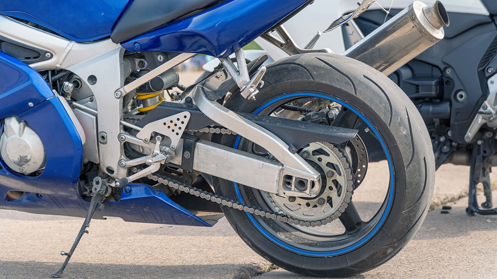 Prepare a clean and even space to clean your motorcycle chain. 准备一个干净均匀的空间来清洁摩托车链条。