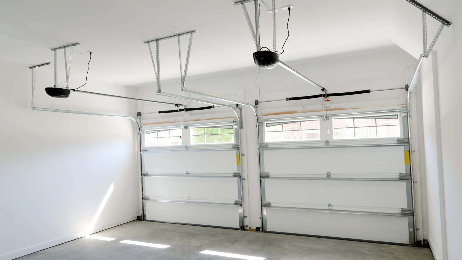 A garage door's inside, with the torsion springs. 车库门里面,扭转弹簧。