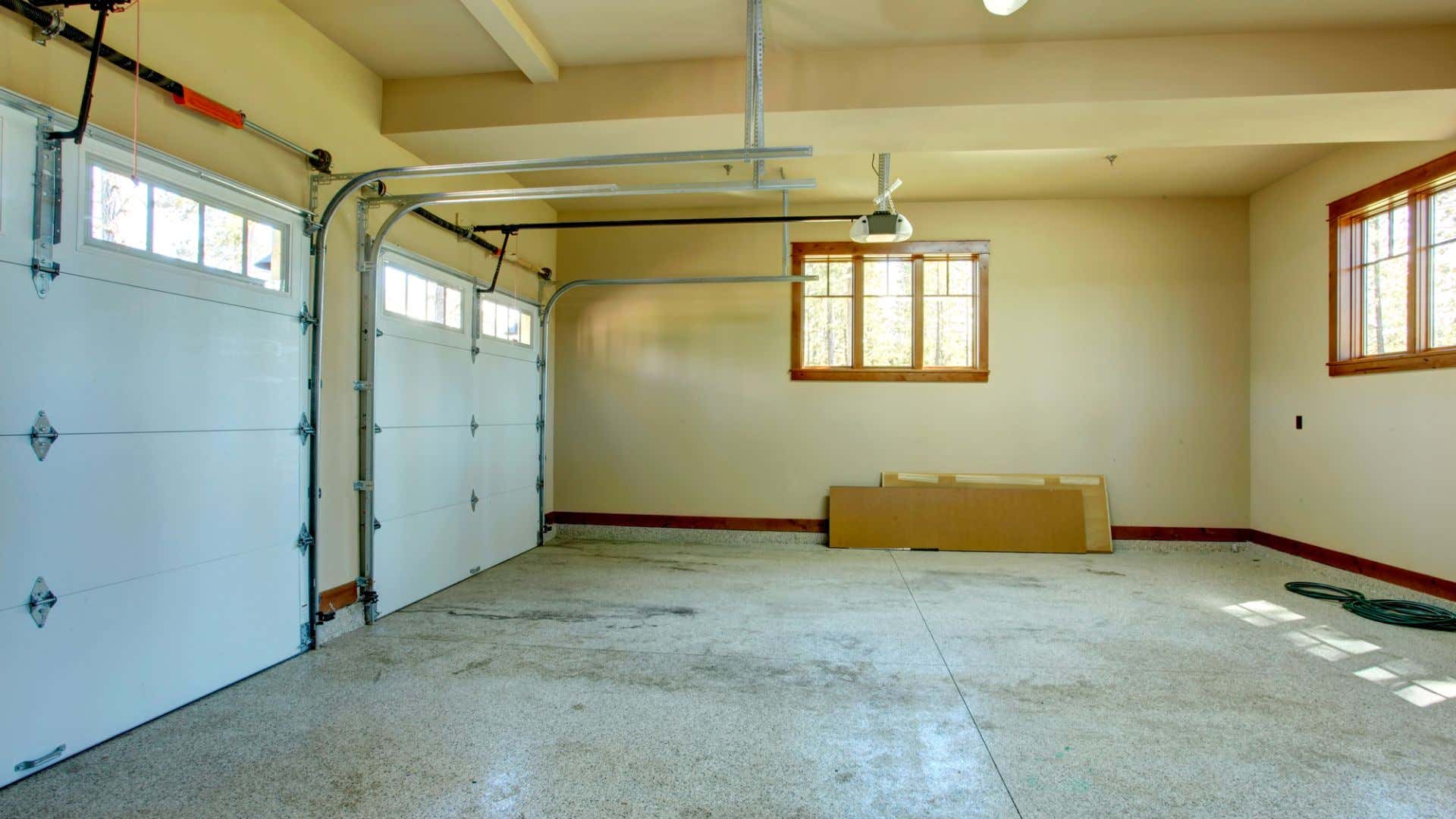 The inside of the garage door, including the torsion springs at the top left corner. 车库门的内部,包括左上角的扭转弹簧。