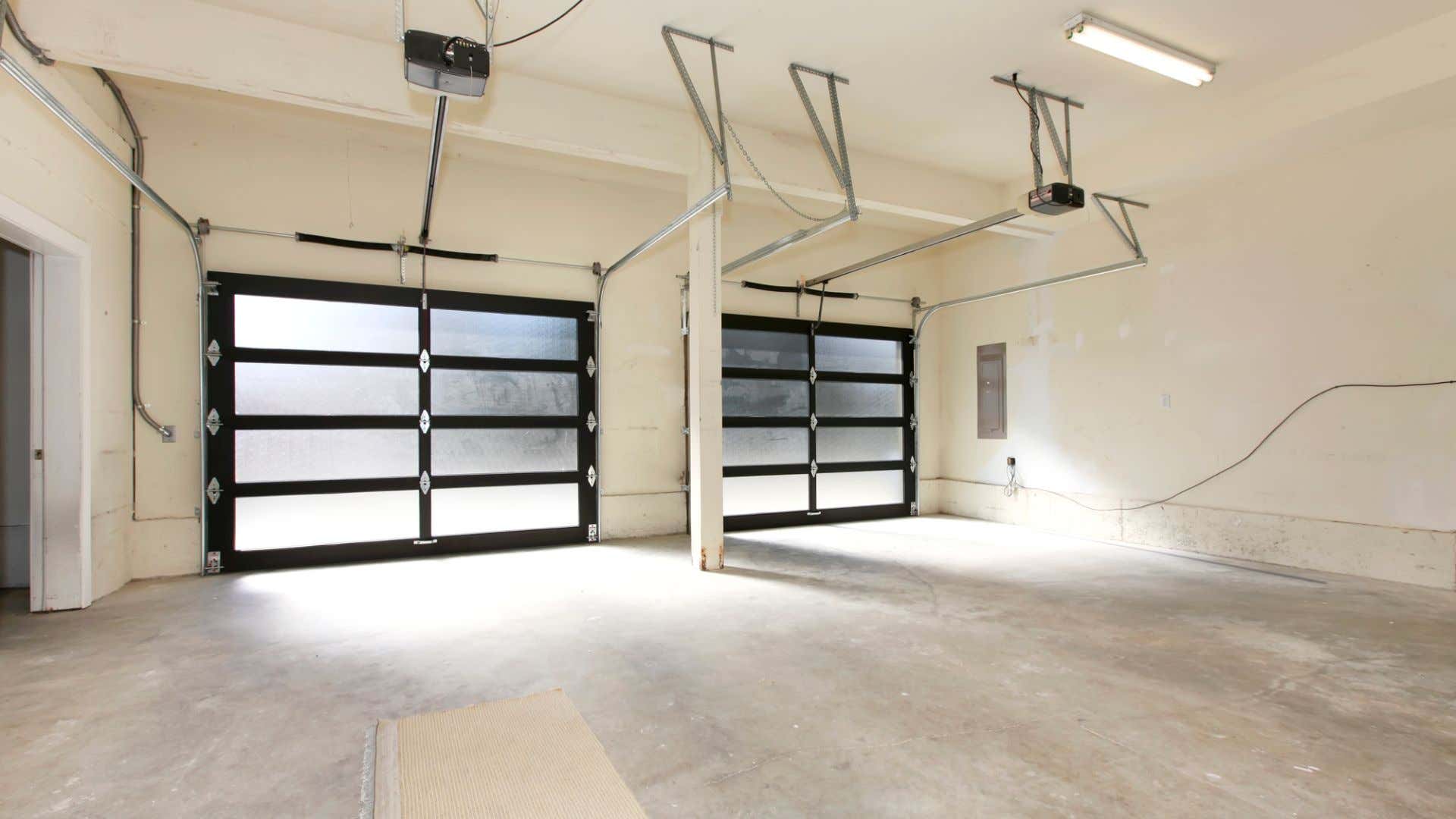 The torsion springs at the top of the garage door. 车库门顶部的扭转弹簧。