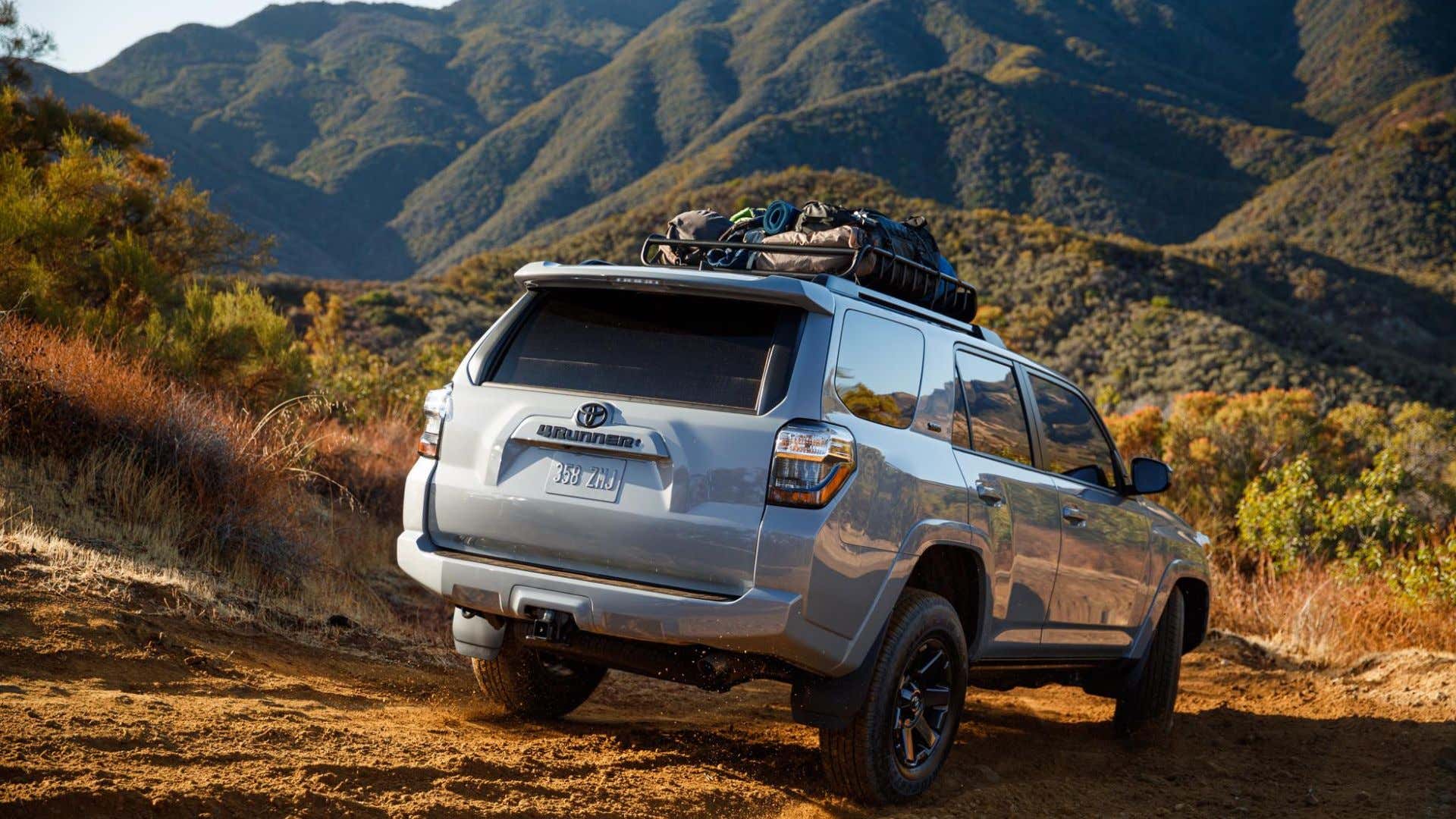 A 2020 Toyota 4Runner overlanding in the mountains. 一辆2020年丰田4Runner在山中覆盖。