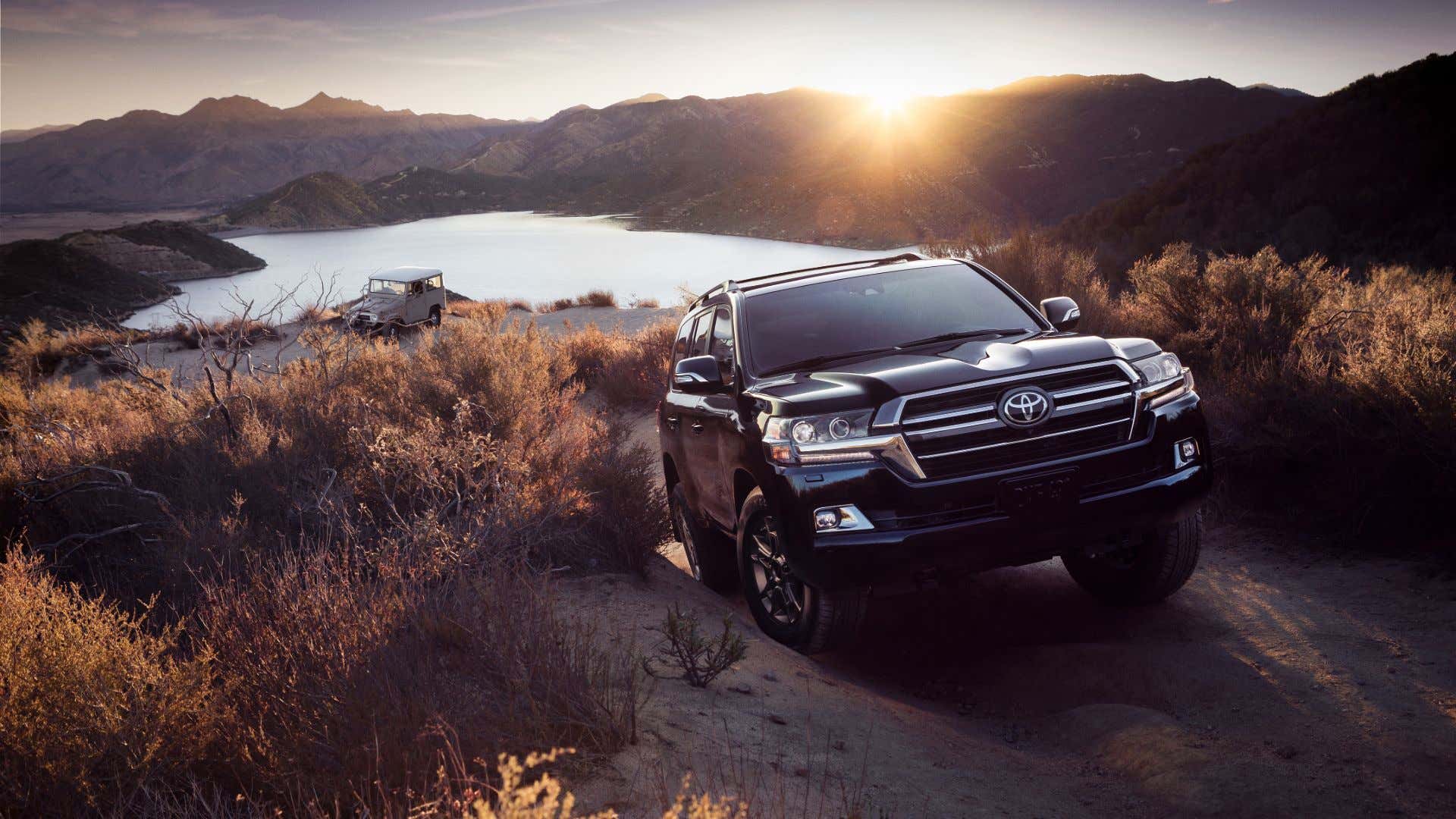 A 2020 Toyota Land Cruiser parked on a hill. 一辆2020年丰田陆地巡洋舰停在山上。