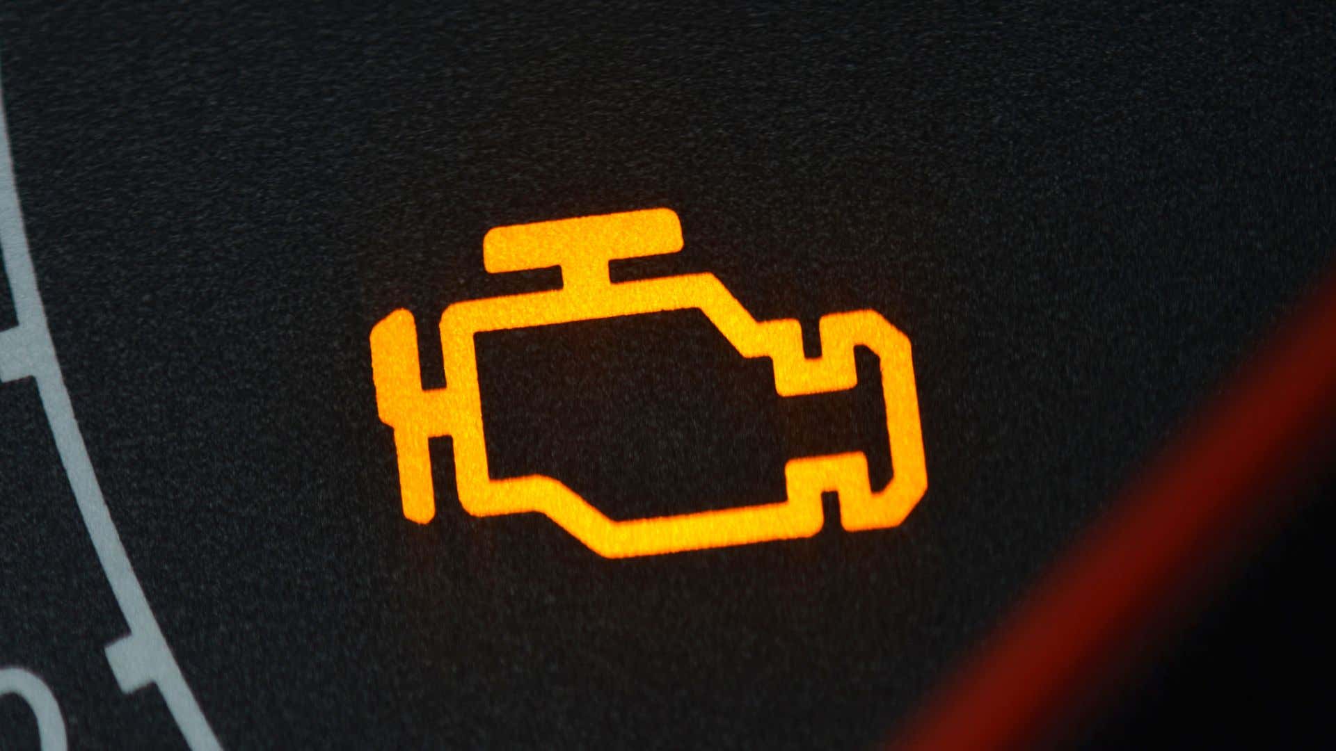 An illuminated check engine light. 照明检查发动机灯。