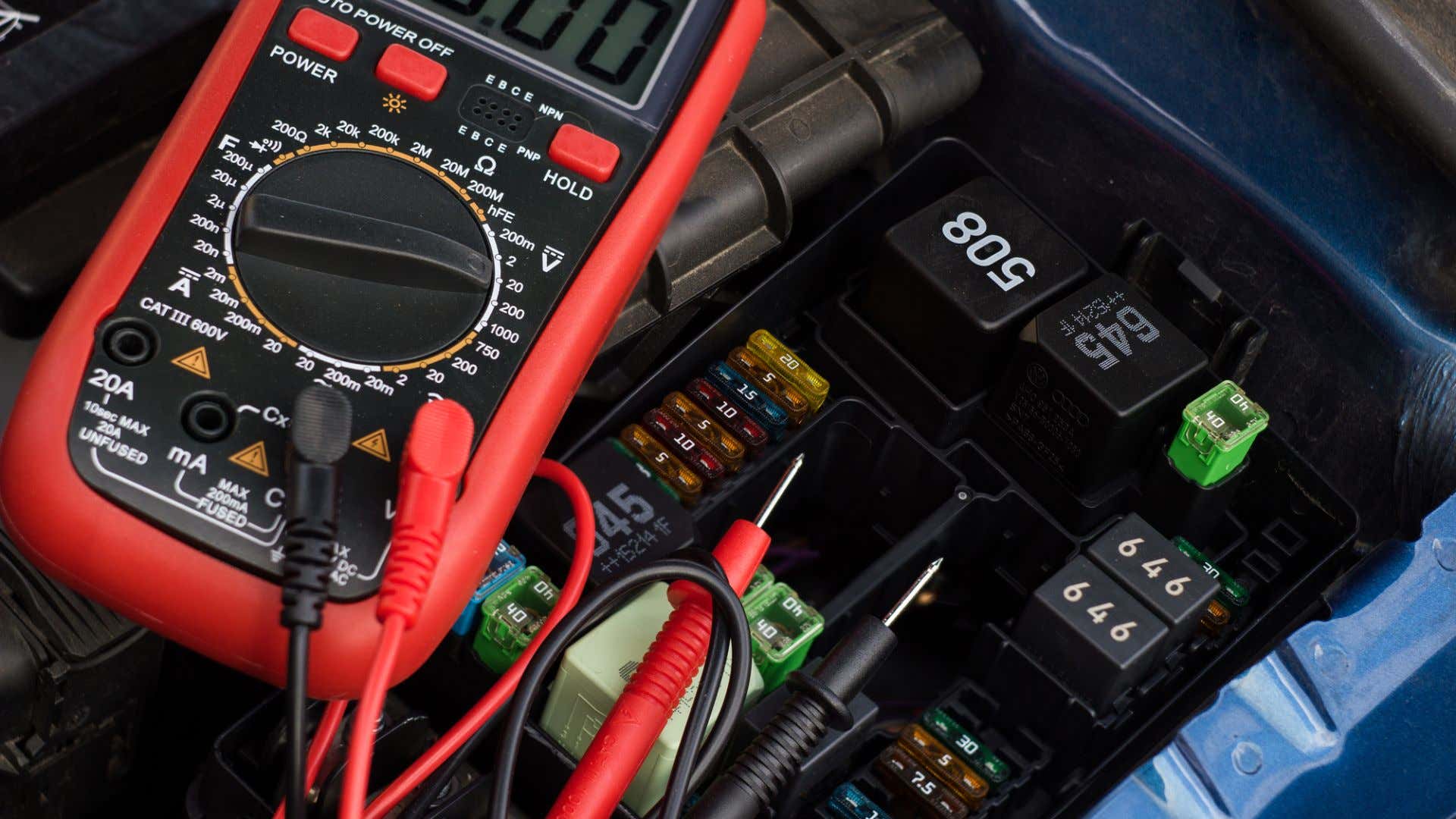 An ohmmeter testing a car's relay. 测试汽车继电器的欧姆表。