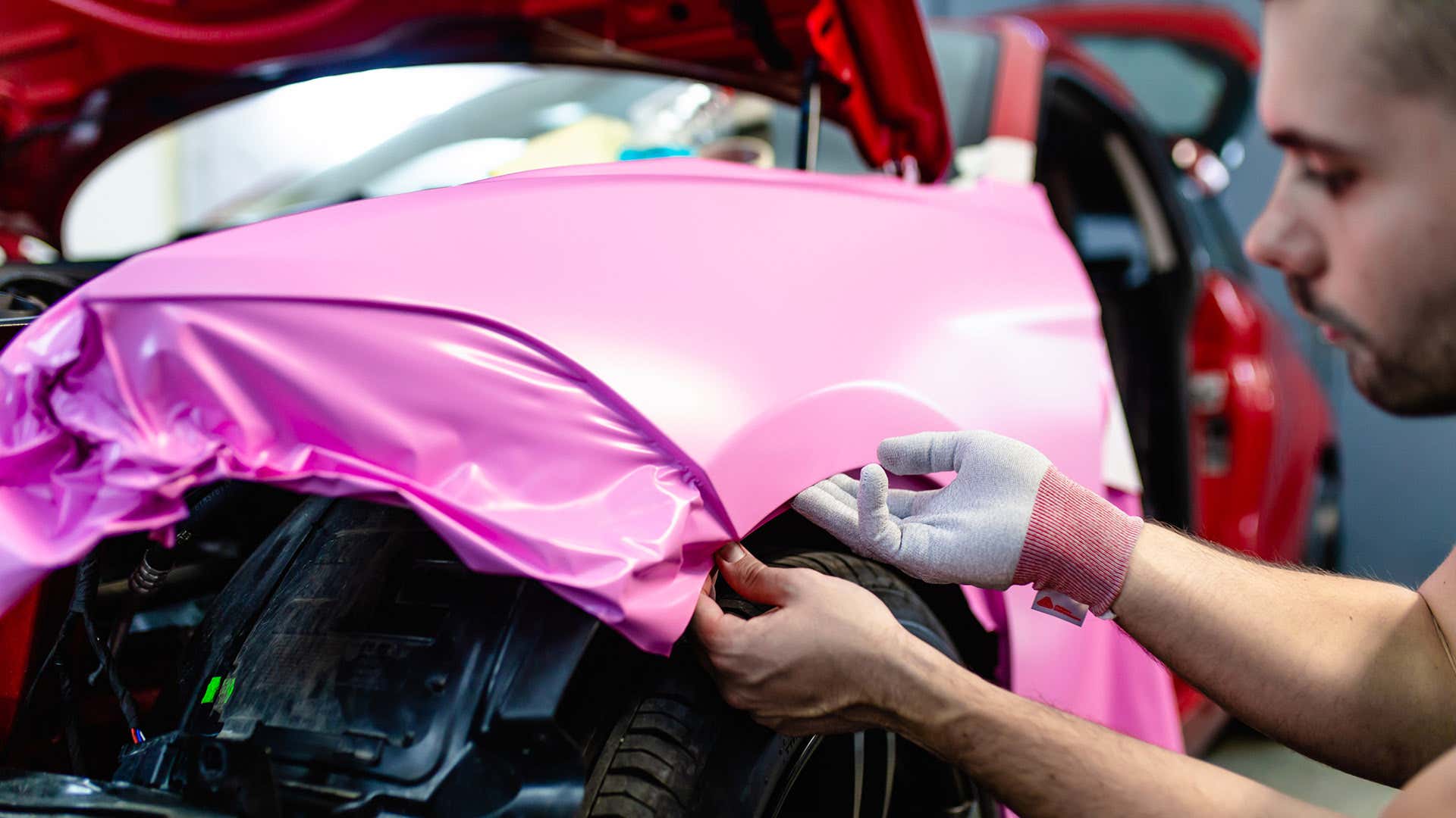 Installers use lintless gloves to apply vinyl wraps to cars. 安装人员使用无关的手套将乙烯基包裹涂给汽车。