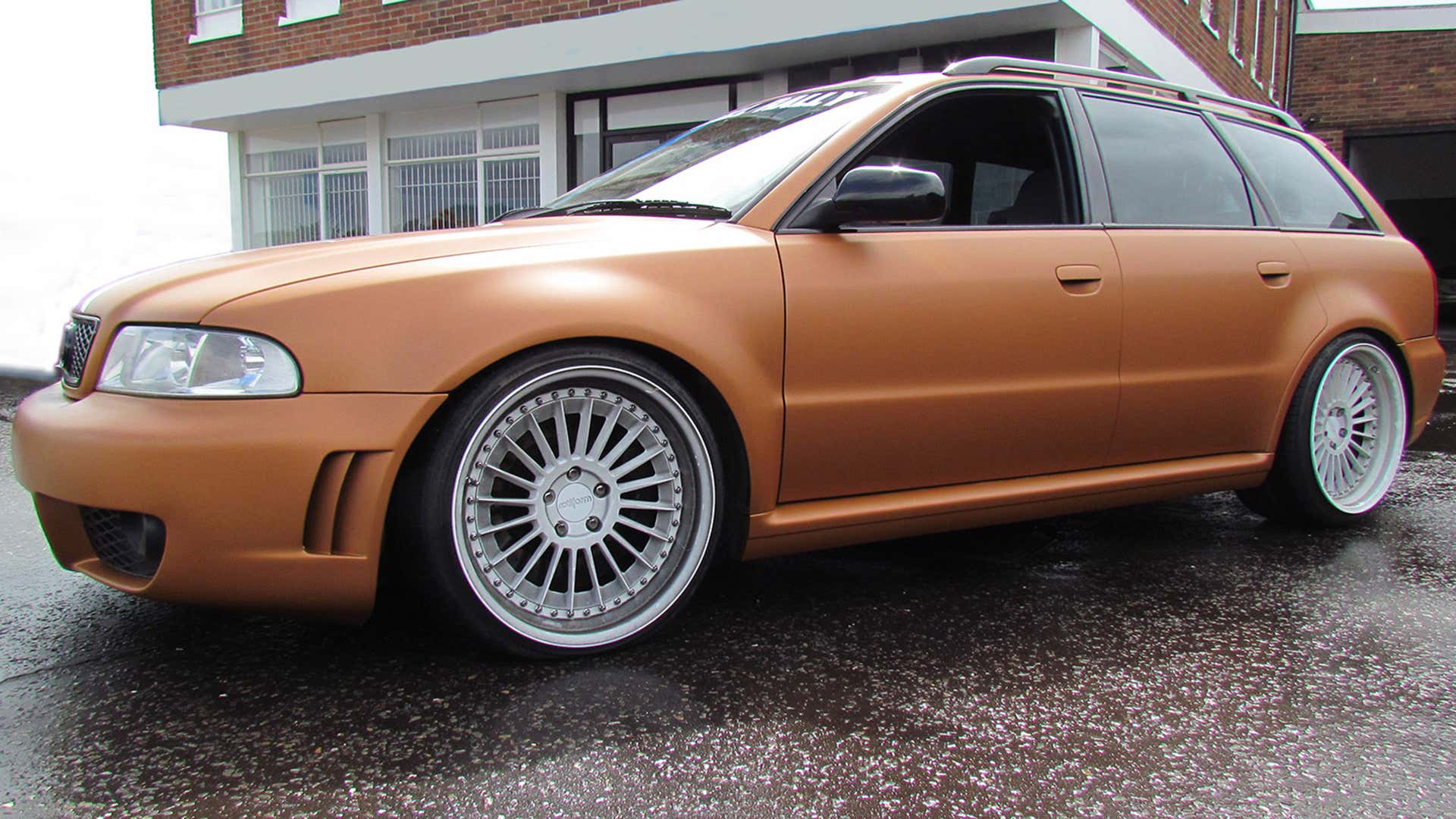 A properly wrapped car should look as if it's been painted. 一辆包装完好的汽车看上去应该像油漆过的。