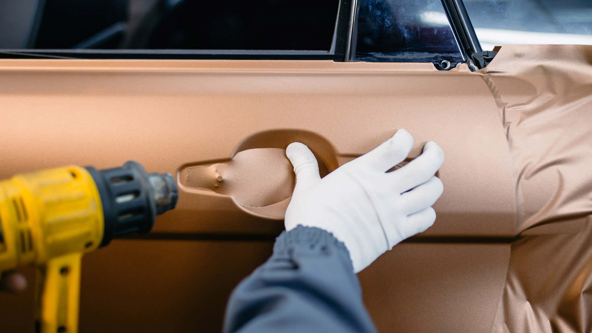 Installing car wraps requires a heat gun to manipulate the vinyl. 安装汽车贴膜需要热风枪来处理乙烯基。