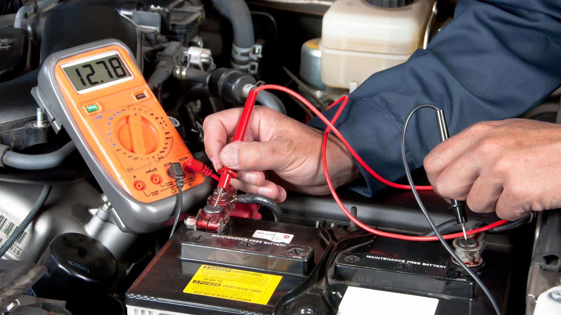 Use a multimeter when checking battery voltage. 检查电池电压时,请使用万用表。
