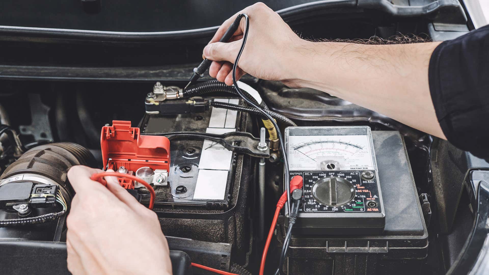 A multimeter can read a batteries voltage. 万用表可以读出电池电压。