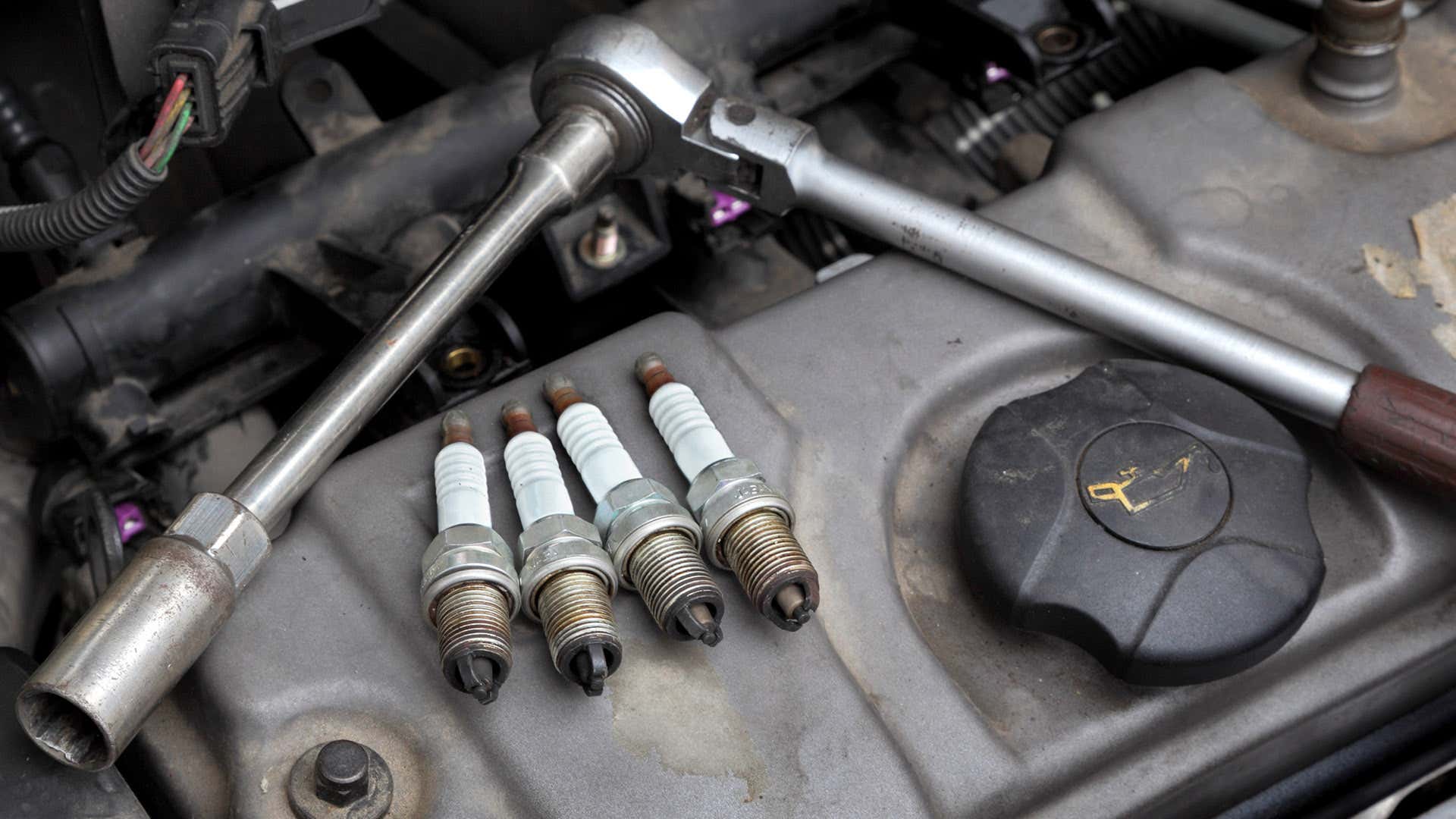 Spark plug removal requires a specific socket. 火花塞拆卸需要特定的插座。