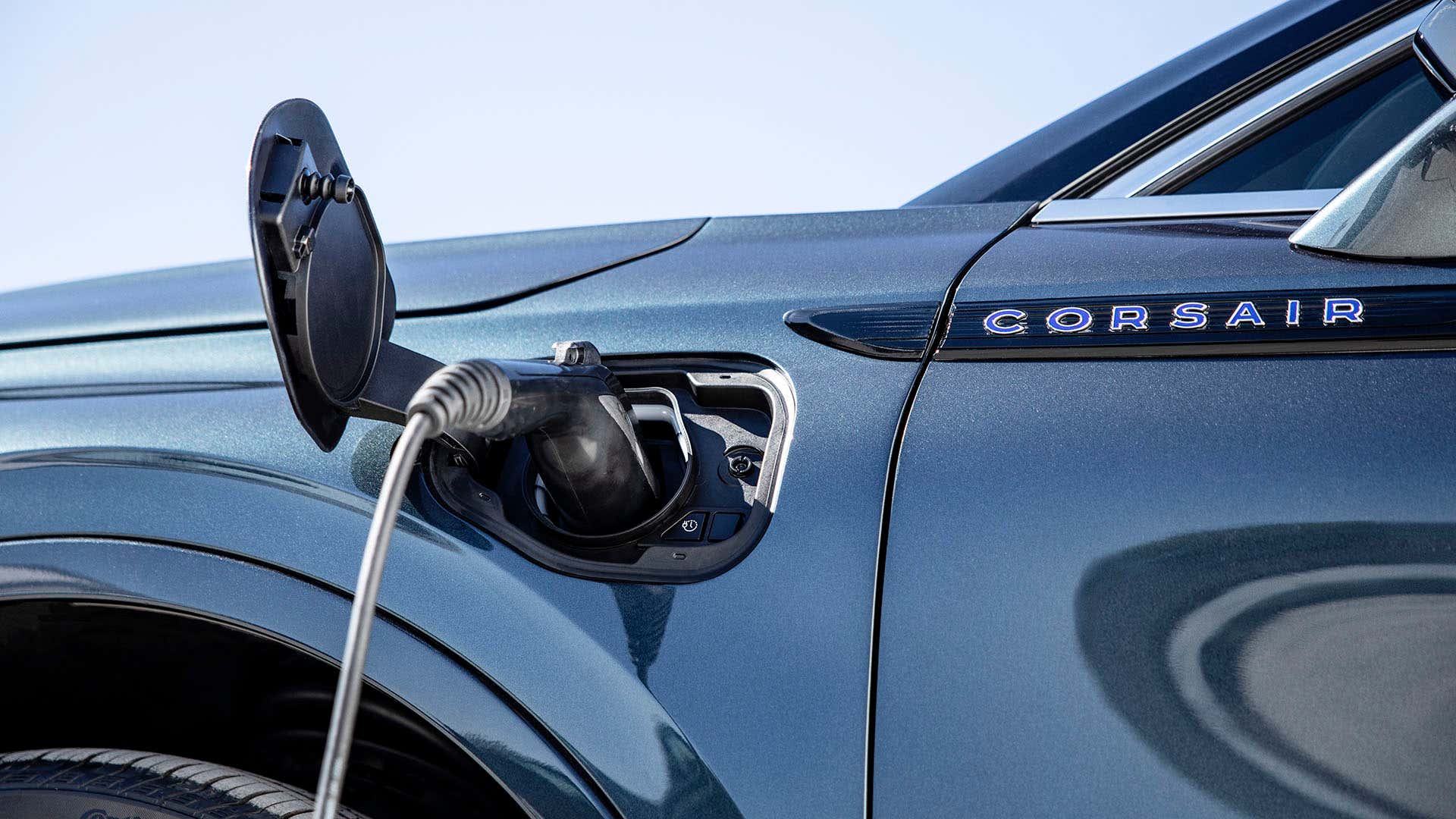The new Lincoln Corsair is offered as a plug-in hybrid. 新的林肯海盗船是作为插电式混合动力车提供的。