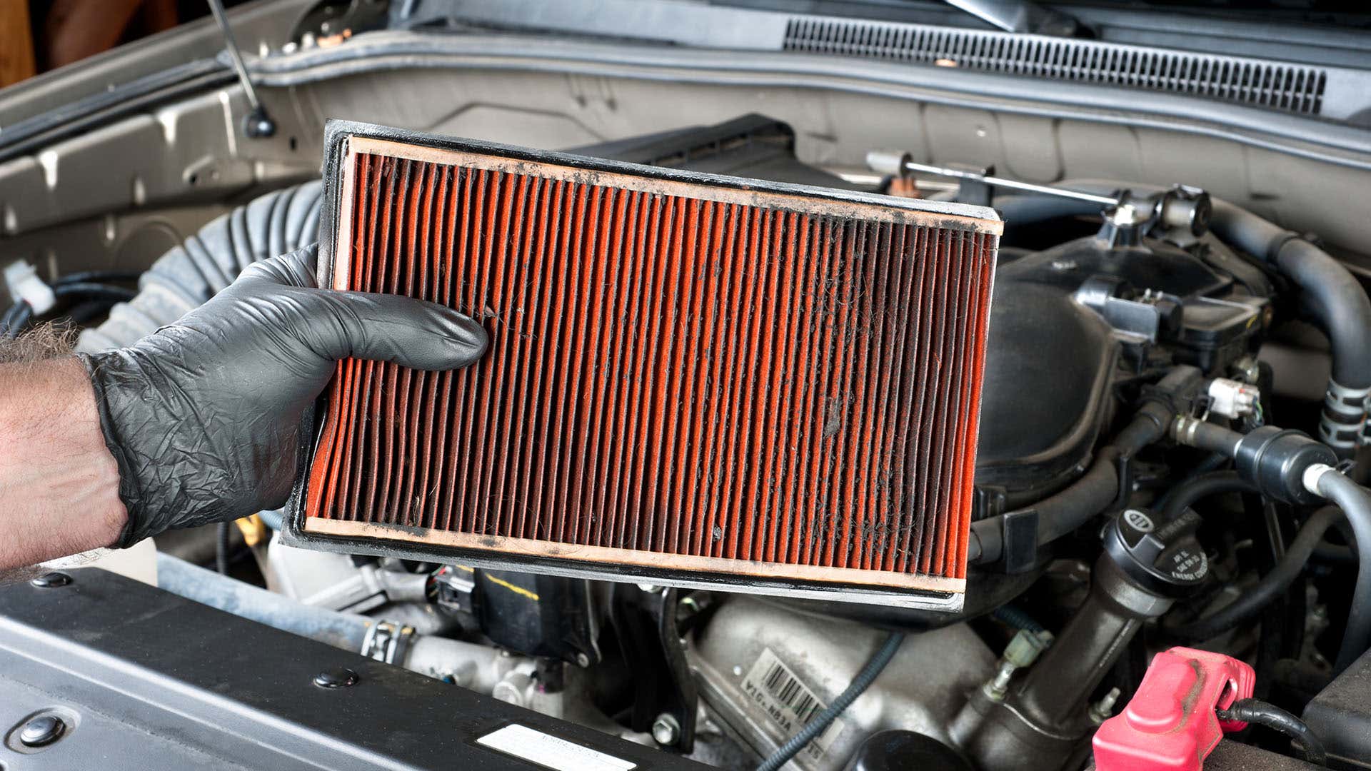 Always inspect the air filter inside and outside of your vehicle. 一定要检查车内和车外的空气过滤器。