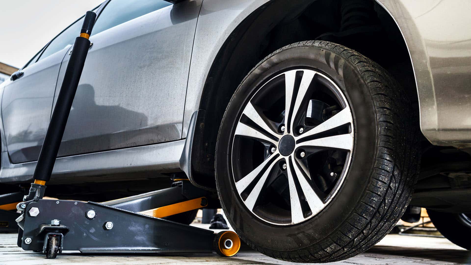 When jacking a car up, always use jack stands. 用千斤顶把汽车顶起来时,要用千斤顶支架。