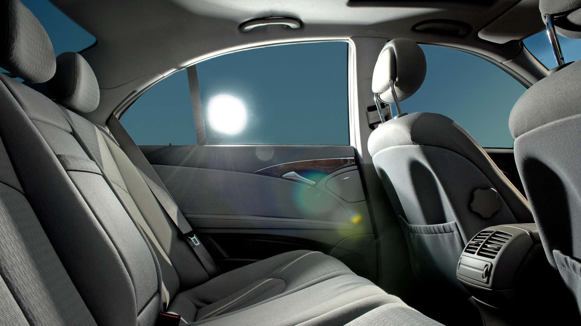Tinted windows block some of the sun's harmful rays. 有色的窗户阻挡了一些太阳的有害光线。