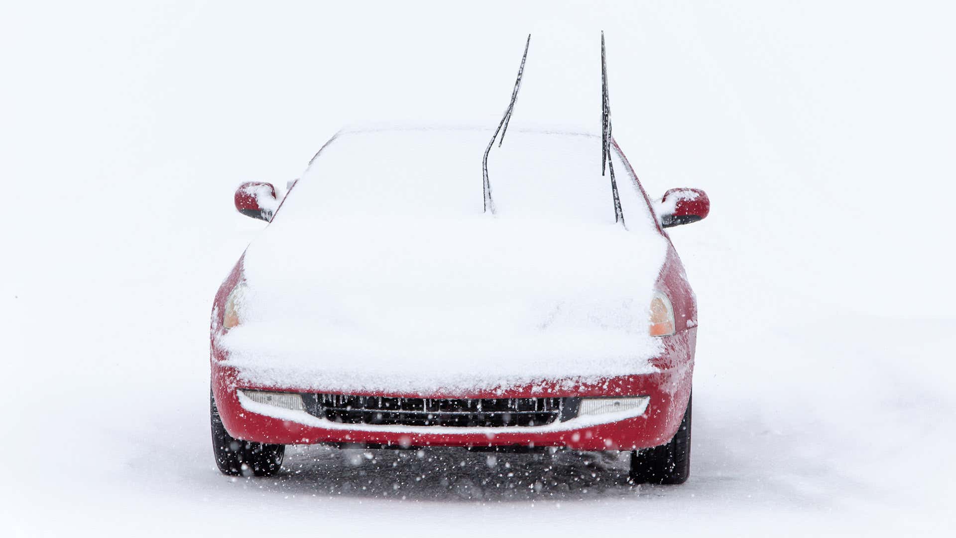 Stand windshield wipers up when snow is expected. 预计会下雪时,将挡风玻璃雨刮器竖立起来。