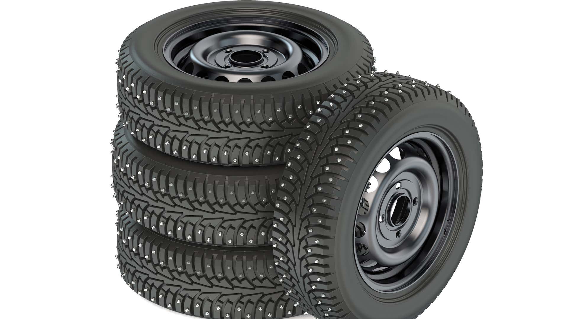 Studded winter tires provide the ultimate grip in poor weather. 有饰钉的冬季轮胎在恶劣天气下提供了极佳的抓地力。