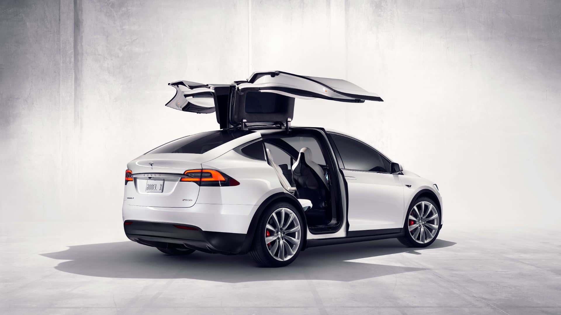 Tesla Model X with its falcon doors up. 特斯拉模型X与其猎鹰门。