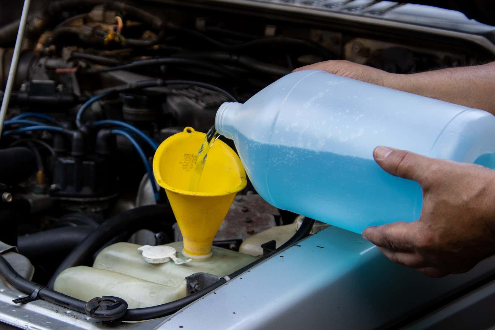 Close up of a washer fluid reservoir. 关闭垫圈流体水库。
