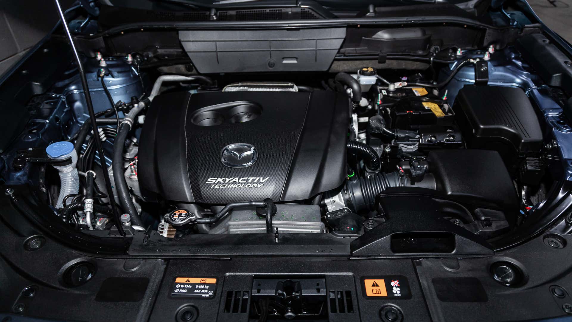 A Mazda engine bay. 马自达发动机湾。