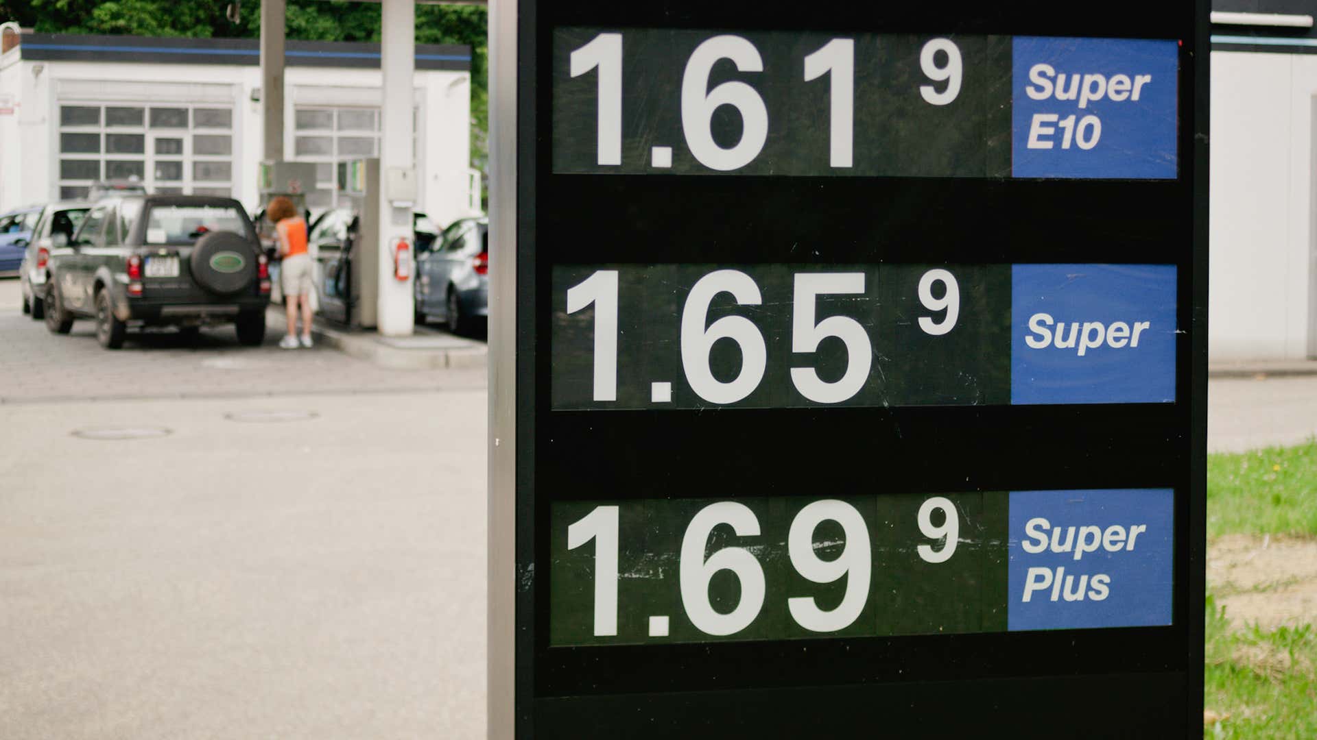 A fuel station's pricing. 燃料电台的定价。