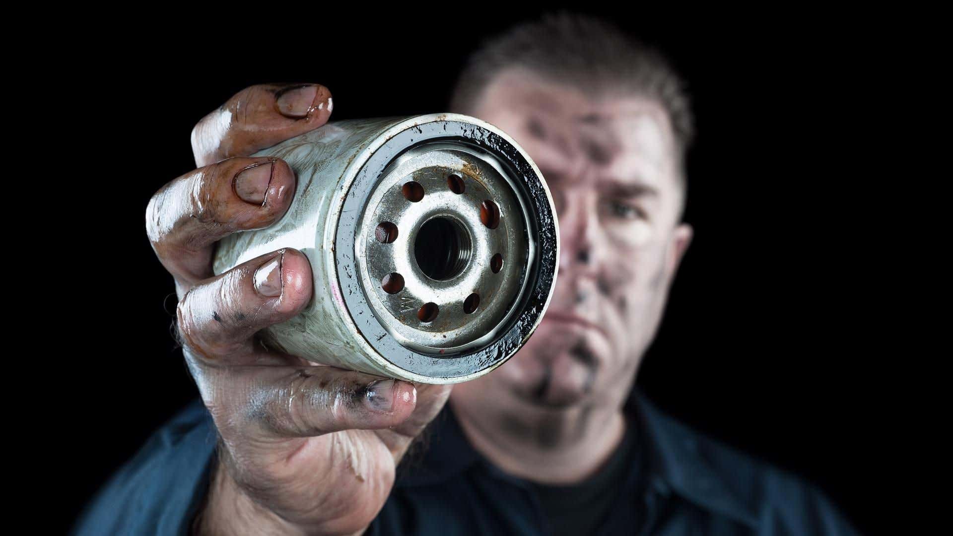 An old oil filter. 旧的滤油器。