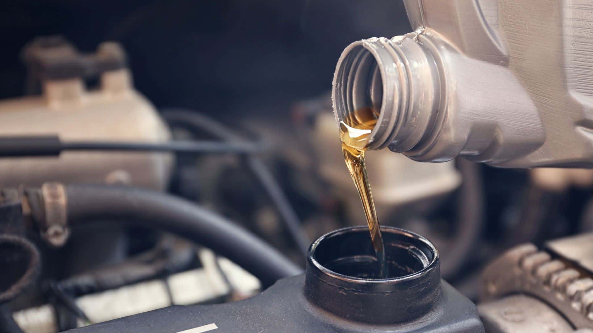 New synthetic oil is poured into the engine. 将新的合成油倒入发动机中。